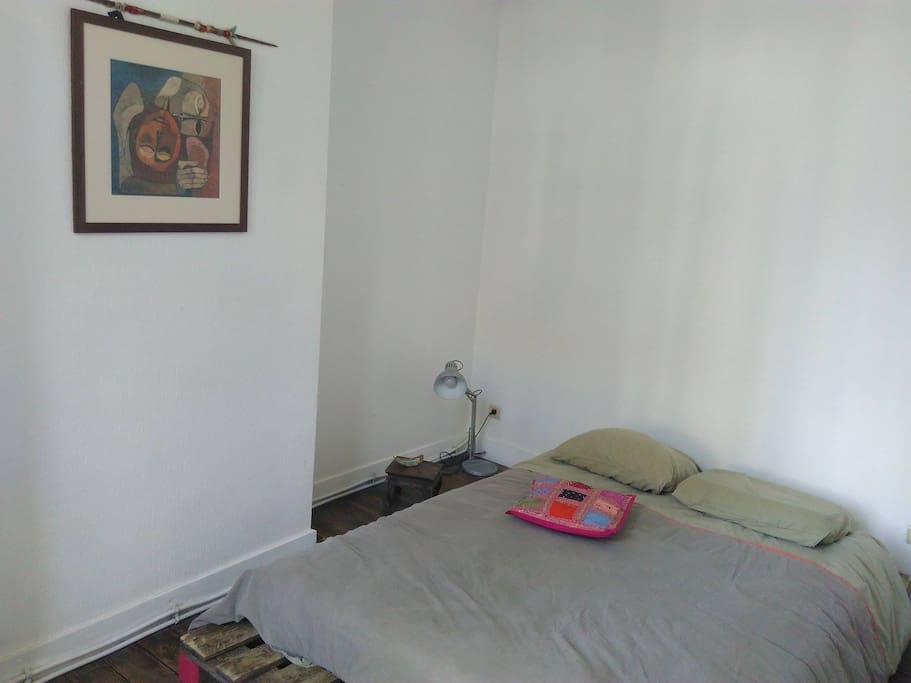 La chambre. Sommier en palettes, joli et très confo :)