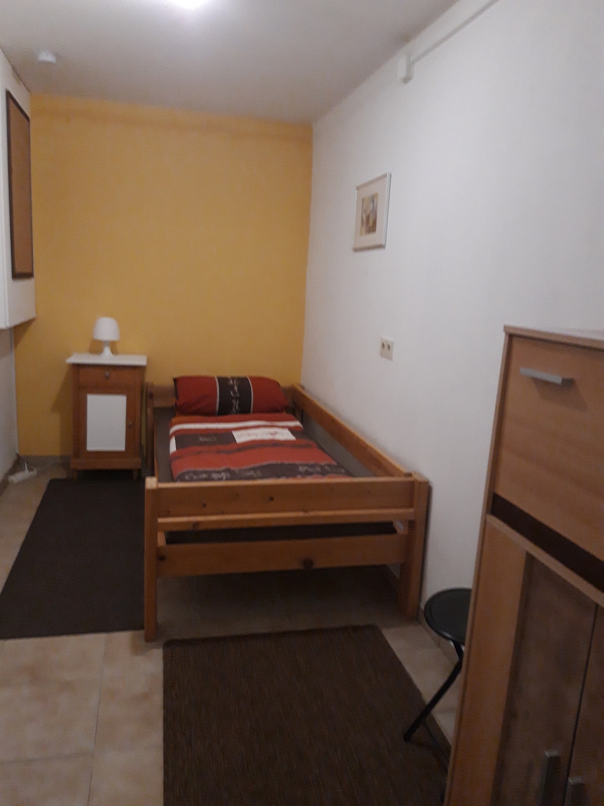 חדר שינה שני עם מיטת יחיד