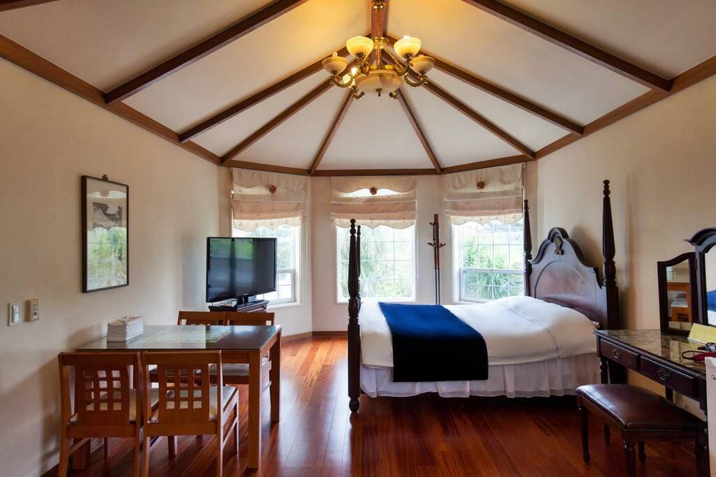 1st queen bed in a spacious living room / 20평형 거실 겸 침실