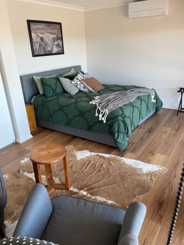 Chumba 1 kikubwa cha kulala kilicho na kitanda cha ukubwa wa King na mwonekano wa nchi unaovutia. Keti tena kwenye chumba chako na usome kitabu na ufurahie mandhari kwa glasi ya mvinyo au kikombe cha chai.  