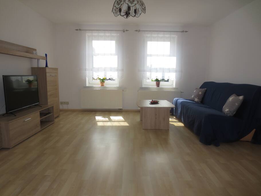 großes, helles Wohnzimmer