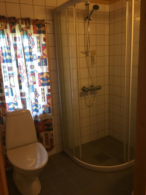 Badet i 2.etg. Det er to slike bad i 2etg.
