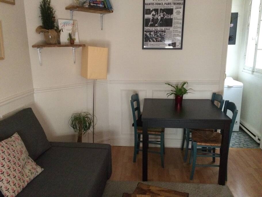 Le salon et sa table à manger.