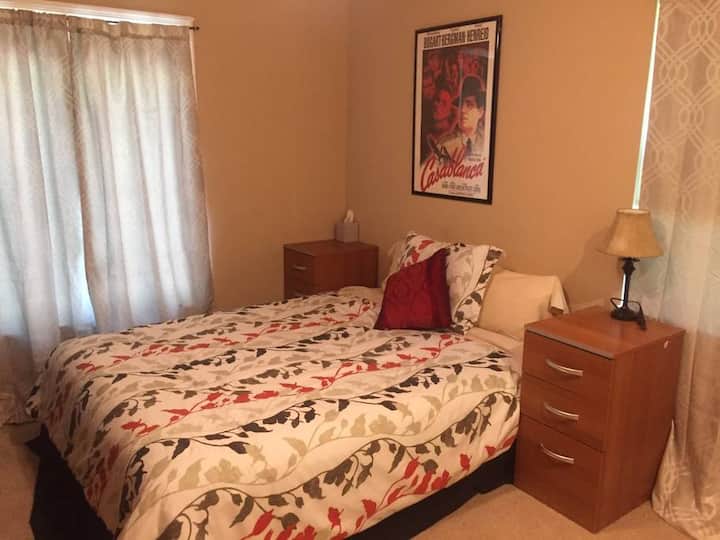 Comfy Bedroom - Central KC Location!