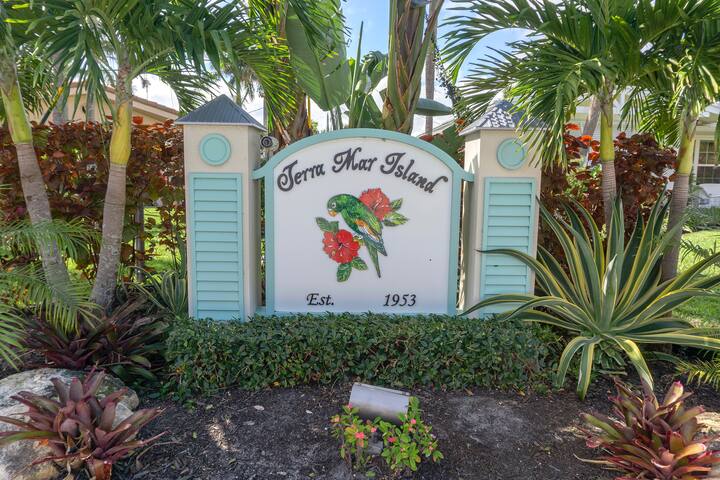 Waterfront home! Huge pool w/ spa+ private beach! gallery image 2