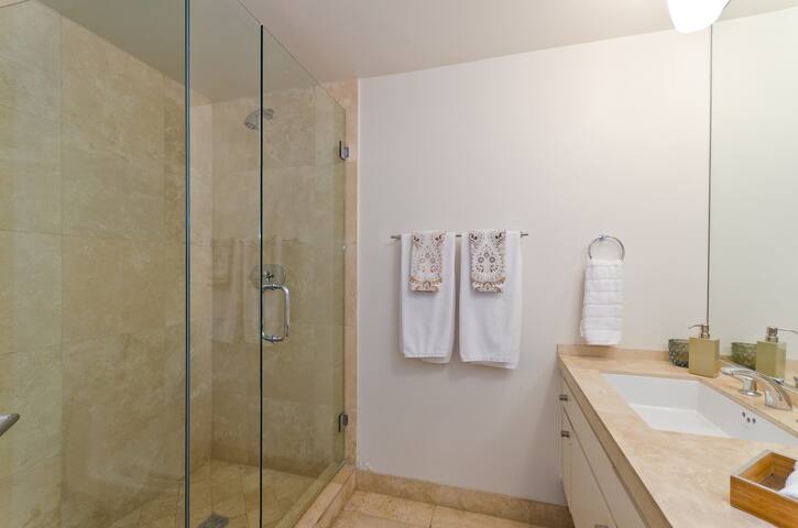 Modern Beverly Hills home w amazing outdoor& views gallery image 2