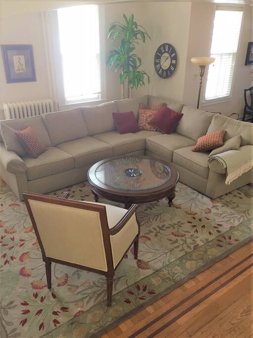 Comfortable great room with flat screen TV, full cable & Roku