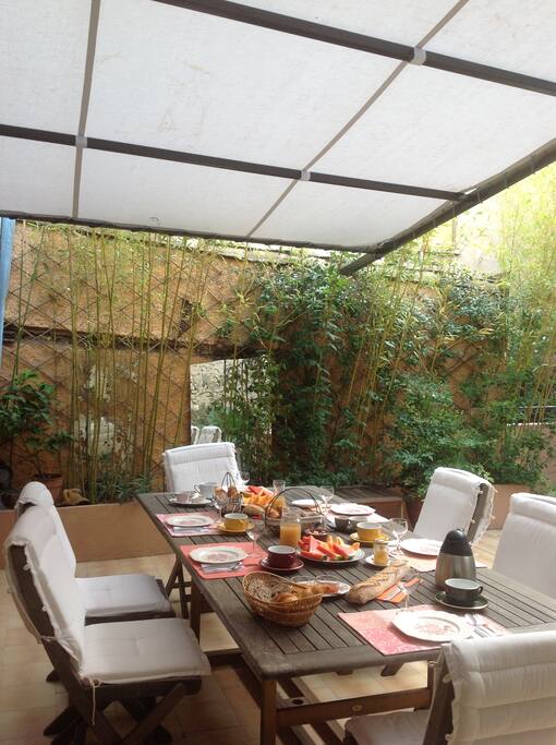 Petit dejeuner sur la terrasse