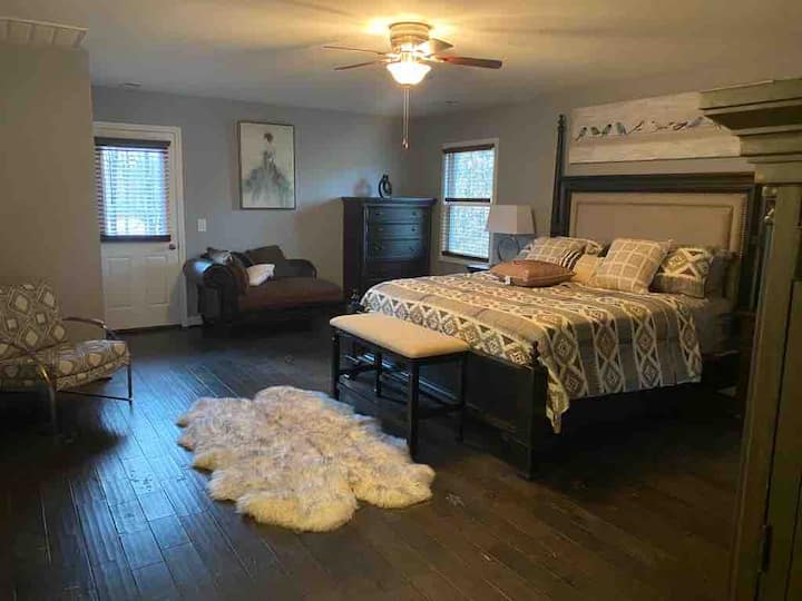 Главна спална соба со брачен кревет (широк 180-220 см).