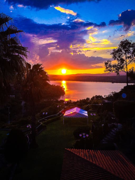Hermosas puestas de sol en el lago