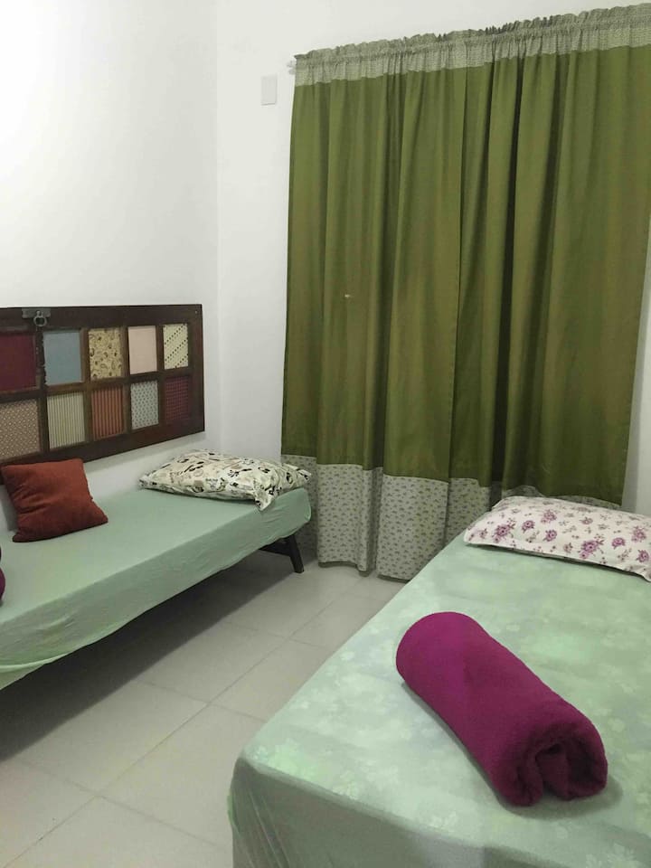 غرفة نوم واحدة مع صندوقين شبه 
عصريين أسرّة بطانيات ووسائد وبياضات متعددة 