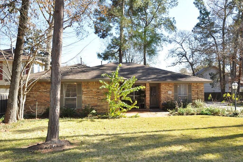 Spacious front lawn