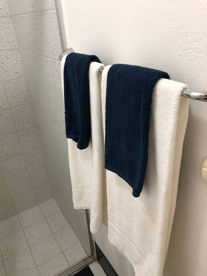 toallas nuevas siempre se lavan con oxycline y anti allergenic, limpias y sin manchas.