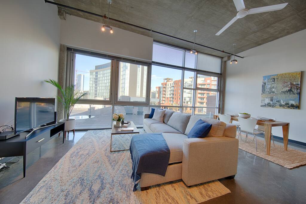 The unit can hold up to 4 people. King bed and queen sofa bed, 1.5 bathrooms.
Permit# 2017006348