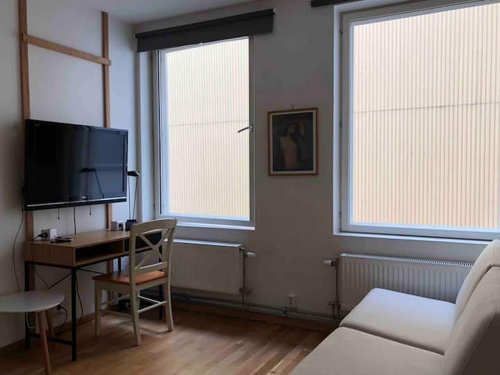 Obývacia izba so stolom a televízorom, ktorý má chromecast