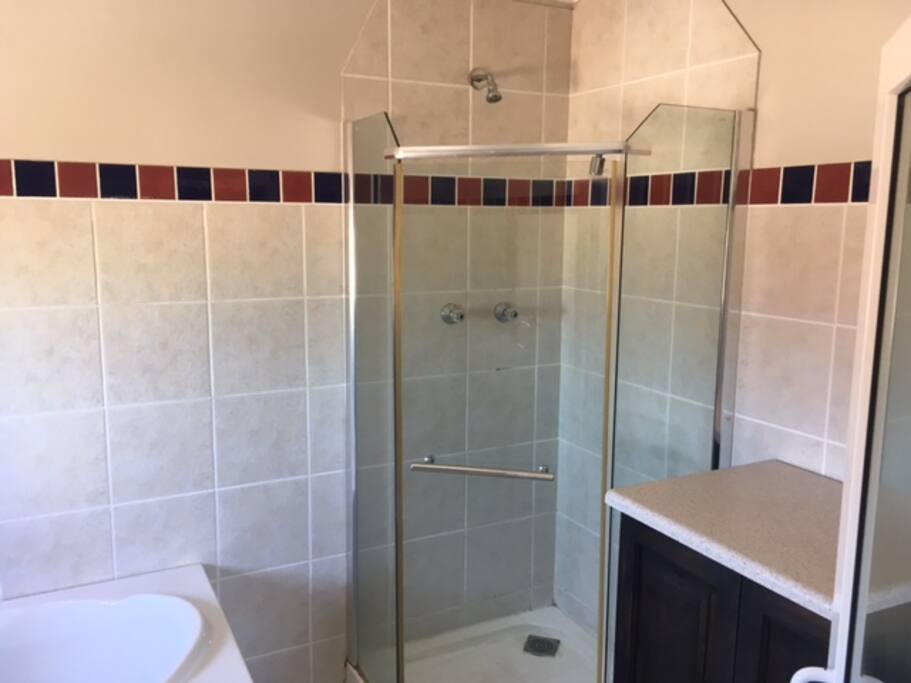 Main bedroom bathroom