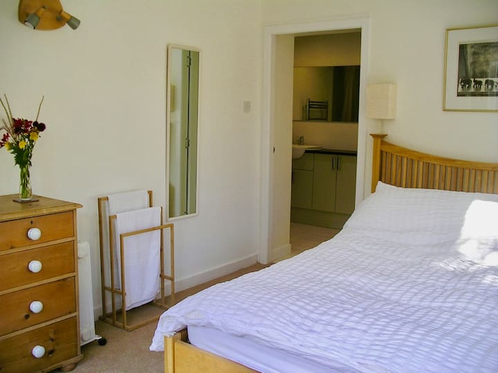 St Andrews town. Self contained guest suite.
