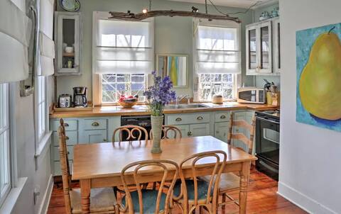 Purple Button Factory Sleeps 6 Walk to Town Green