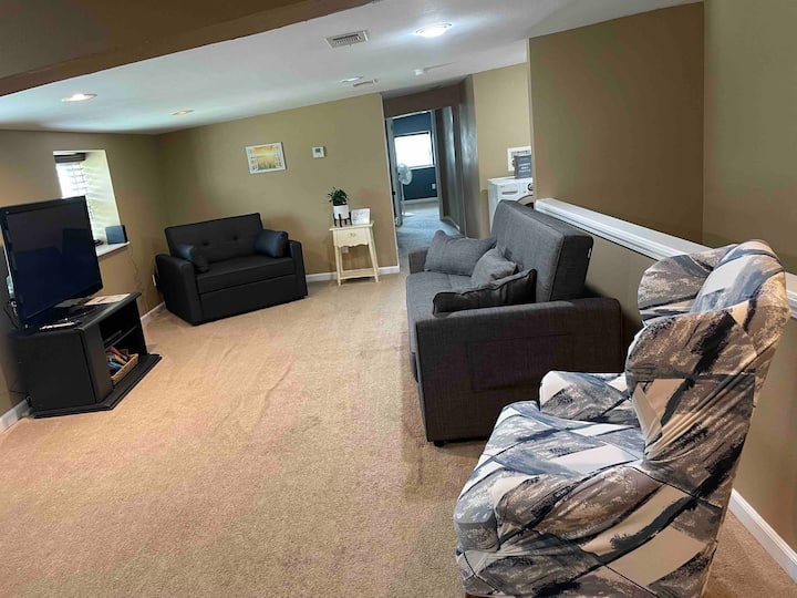 Área familiar en la planta superior. Con televisión, sofá cama tamaño king, silla de cama doble y silla para sentarse. 