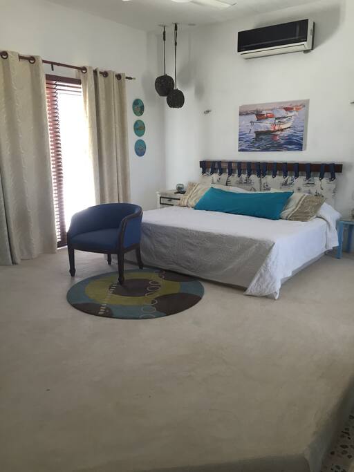 Habitación principal con aire acondicionado, TV y baño propio