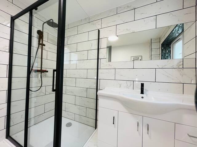 Cheerful 5-bedroom townhouse with free parking gallery image 5