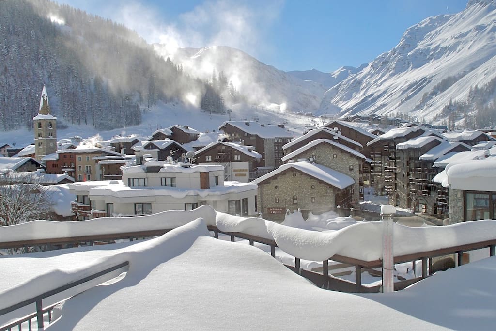 vue de la terrasse sur le village et les pistes.