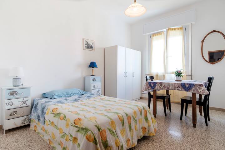 Una stanza sospesa tra la storia e il mare