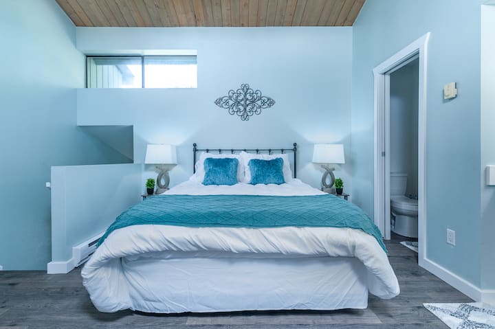 Loft bedroom - queen bed