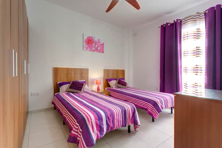 Camera da letto 1 con balcone posteriore 