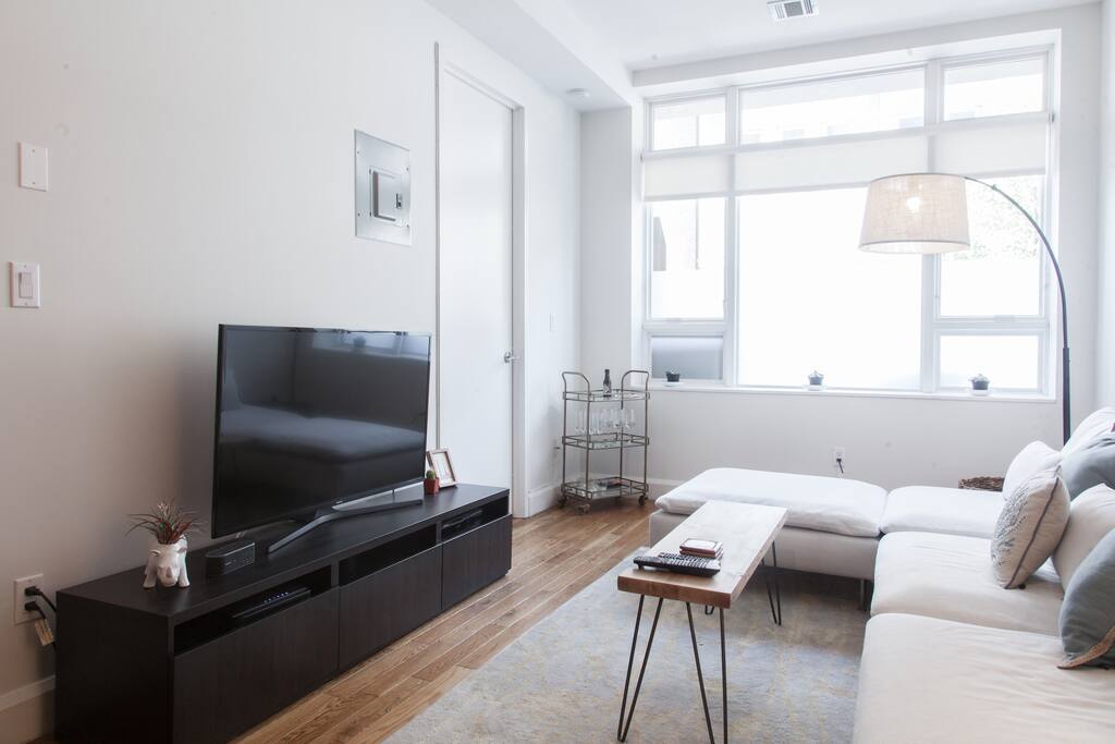 Samsung smart TV with Netflix, Hulu, HBO Go and full access cable TV.