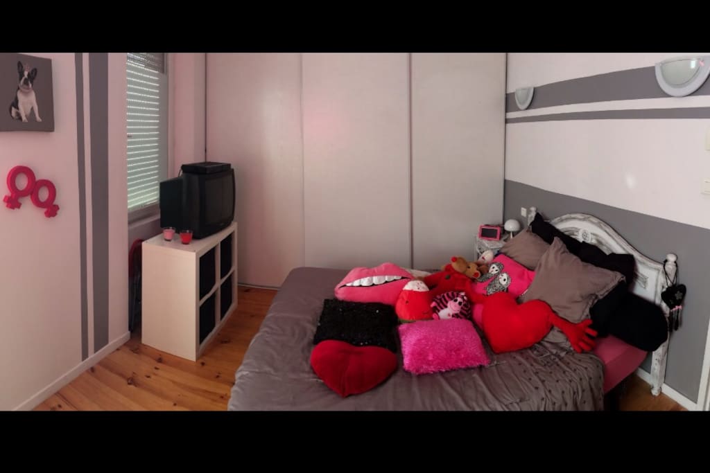 Chambre (la télé n'y est Plus par contre de l'autre côté du mur il y a un lit de bebe et une table a langer)