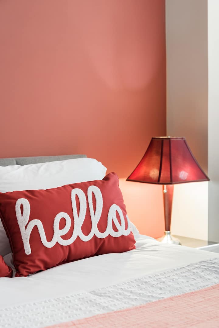 Letto queen-size lussureggiante per rilassarsi