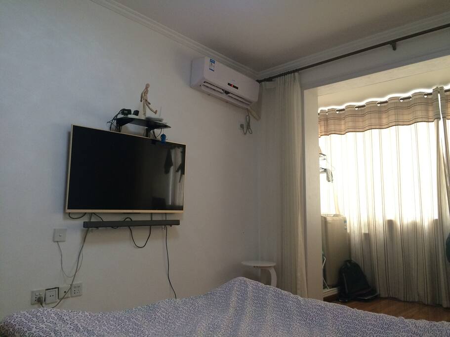 喜欢智能家居的我,选择了小米电视2,配有立体声音箱,空调是必备的。阳光很充足,相信你也看到了,双人床与阳台之间的超宽敞空间仍有发挥的余地。