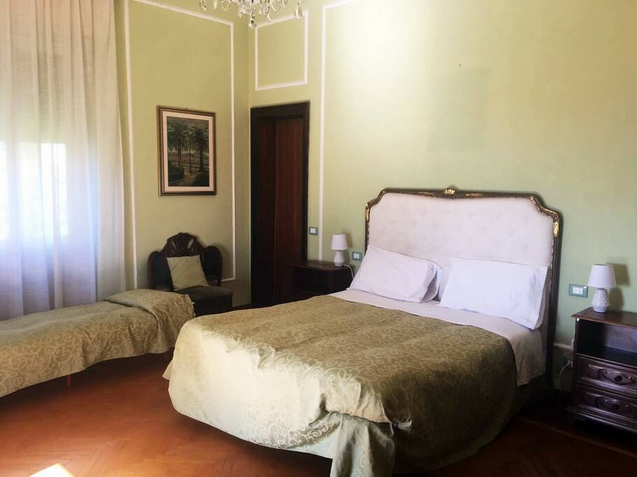 camera n.2 dotata di letto matrimoniale e letto singolo, con bagno privato.