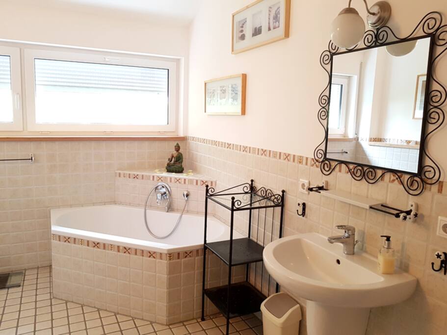 mit Dusche + Badewanne