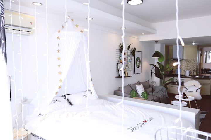 Room②北欧风（已消毒）五四广场/万象城/灯光秀、八大关、万象城阳光舒适大床房