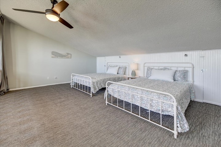 Loft në katin e sipërm me dy krevate dopio "queen" dhe perde privatësie me peshë të rëndë