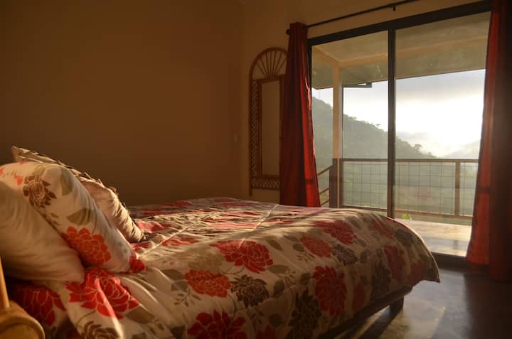Hoofdslaapkamer met queensize bed
