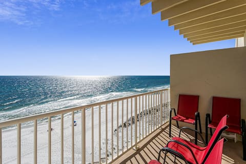 Condominio frente a la playa con sillas de playa y sombrilla de cortesía