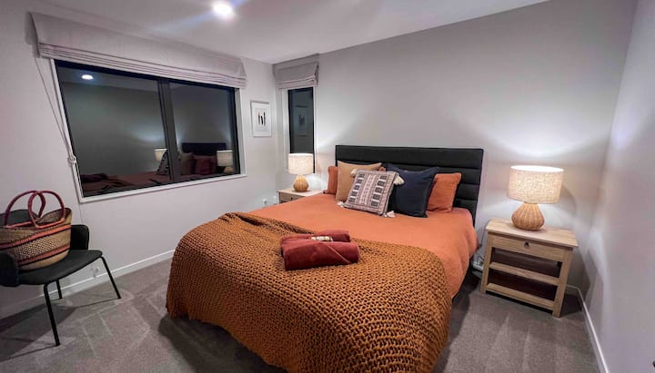 2 ° camera da letto con letto king-size, materasso ortopedico, ampio spazio nell'armadio a scorrimento. 