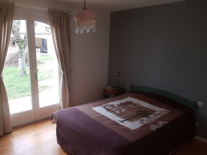 双泳池边卧室，带更衣室。