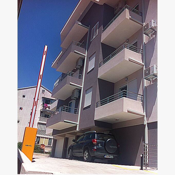 The building is completely new, build in Jun