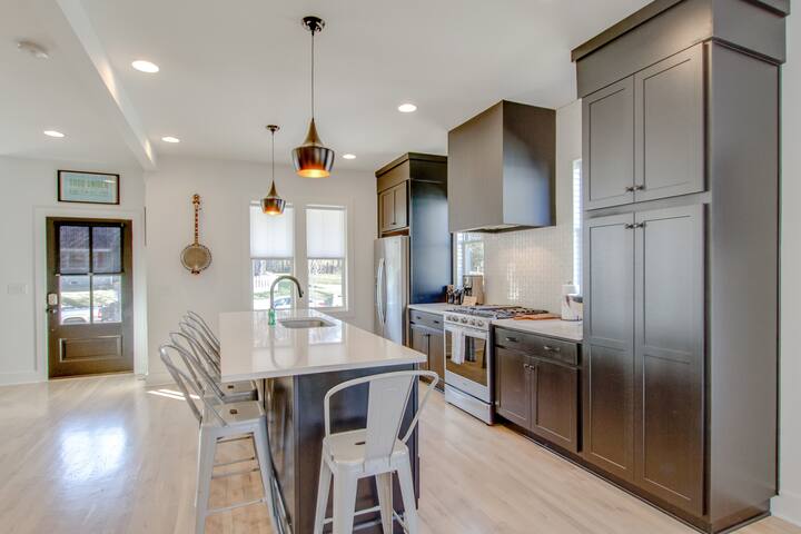 Downtown Luxury Home! Great for Big Groups gallery image 4