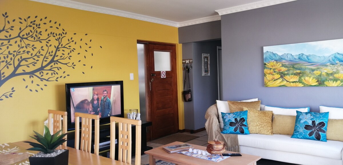 Novouređeni salon s pametnim televizorom i neograničenim bežičnim internetom i PRETVARAČEM