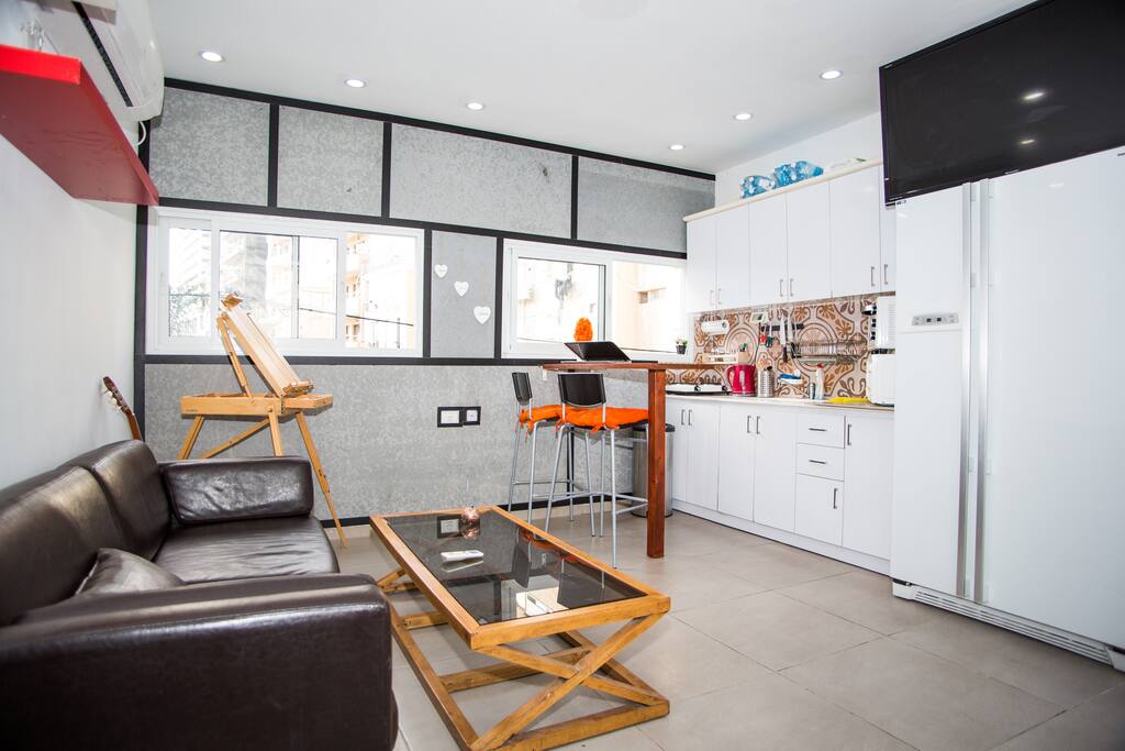 Shani's place was really great. She is super close to the beach and has a very comfortable place. Her dog, Shoko is super cute and well behaved. Shani was really really helpful in helping us find our way around Tel Aviv. She was a great host!
