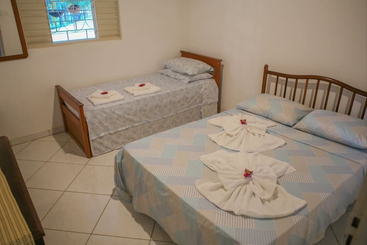 Ოთახი ორადგილიანი საწოლით და ორადგილიანი საწოლით 