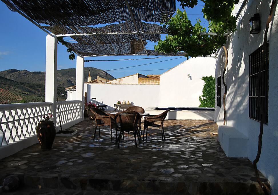 Terraza y piscina
