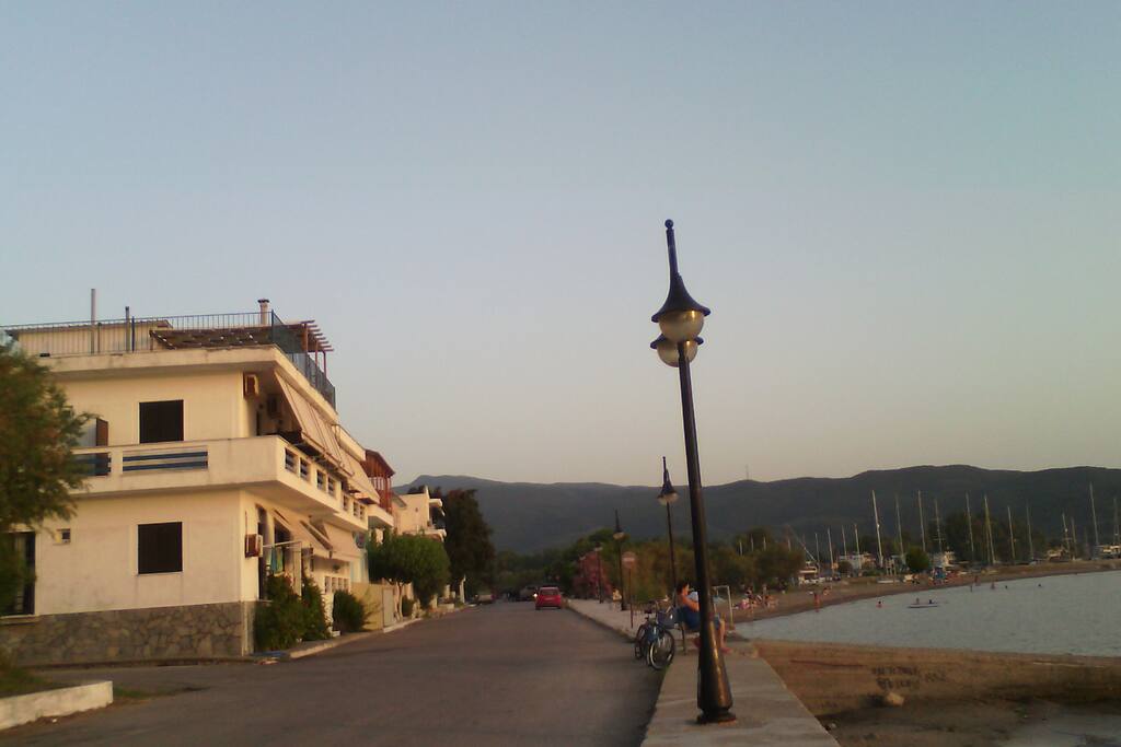 The building has a very favorable location, right in front of the sea
