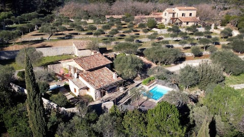 Small farmhouse on top of a hill... 25 min to the beach.