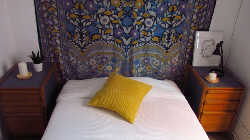 Perfect Location! QUIET ROOM just off LA RAMBLA